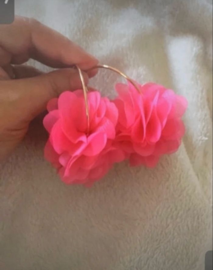 Boucles d’oreilles / Créoles NEUVES à froufrous pour femme couleur fuchsia - photo numéro 5