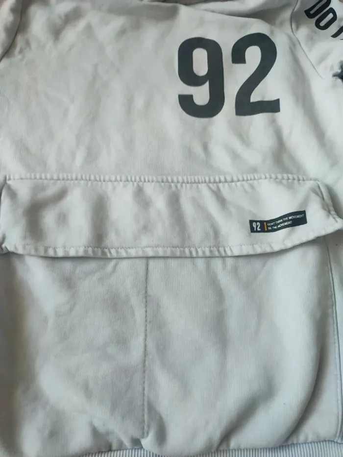 Pull à capuche avec poche taille 9/10 - photo numéro 2