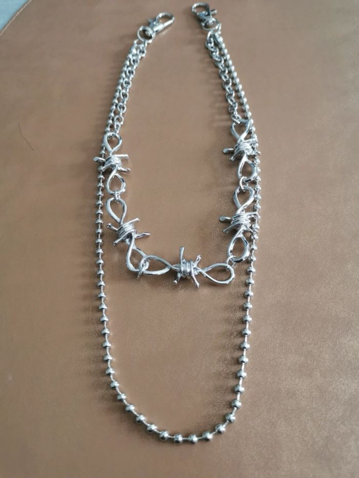 Chaîne de pantalon motif fil barbelé double