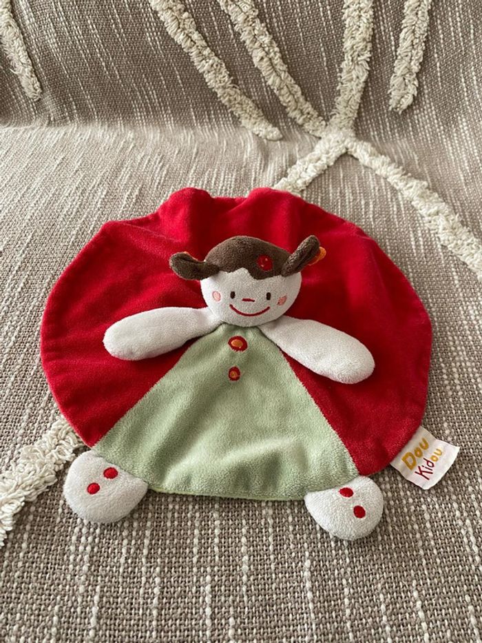 Peluche doudou plat 25cm doukidou poupée fille brune rouge et vert très bon état
