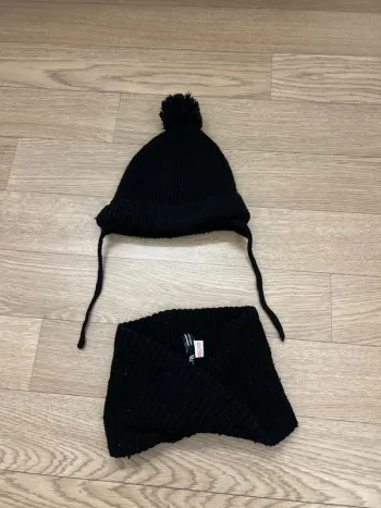 Ensemble noir bonnet et tour de cou 3/5 ans Zara Bonne etat