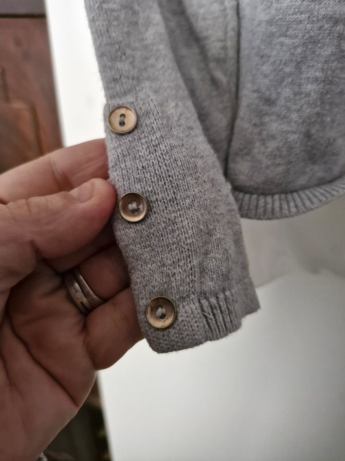 Pulls col romantique et boutons décoratifs dorés - photo numéro 4