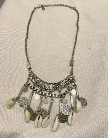 Collier fantaisie court coquillages argent et blanc
