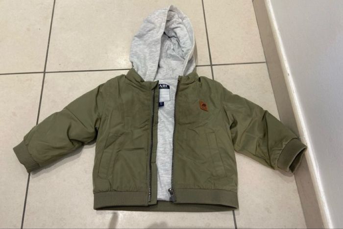 Veste kaki et grise