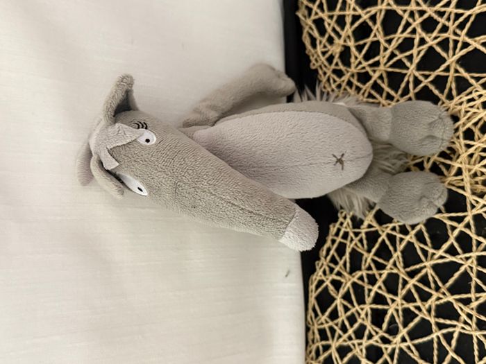 Peluche Louve Gris Clair Noeud Rouge AUZOU