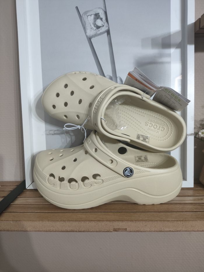 Crocs beige
