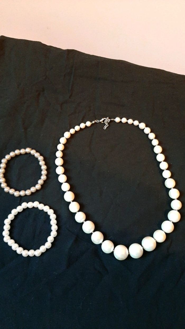 Ensemble collier de perles et 2 bracelets