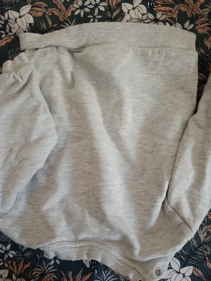 Pull gris fleurs H&M 92cm - photo numéro 4