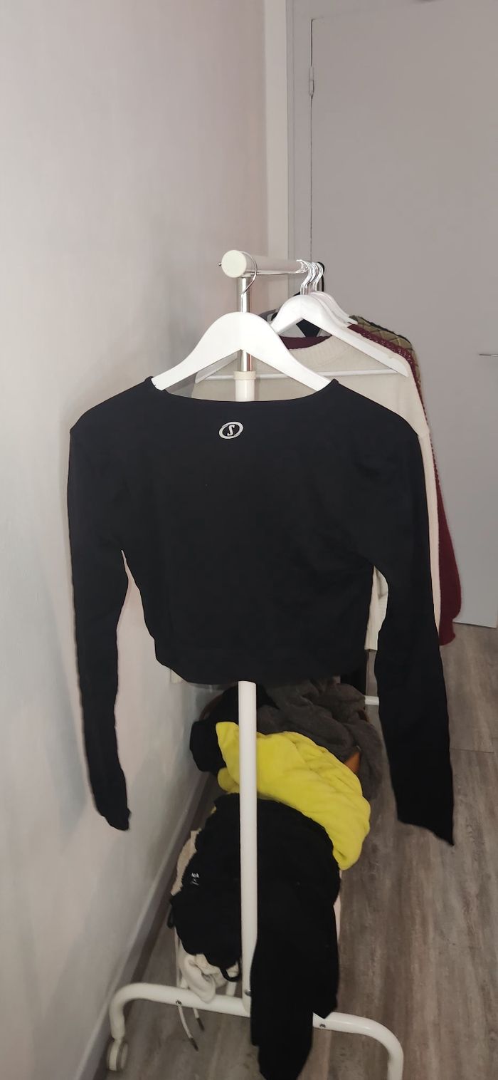 Top moulant noir - photo numéro 2