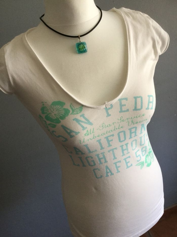 T-shirt très sympa aux couleurs d été