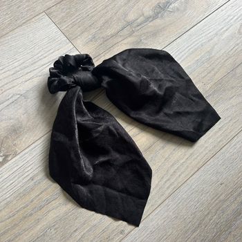 Chouchou noir avec noeud