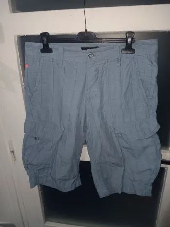 Short cargo bleu taille 40 à poche arrière et détail rouge