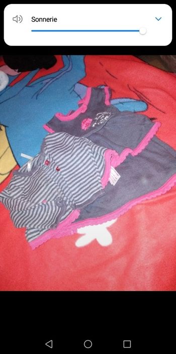 Ensemble robe et gilet bébé.