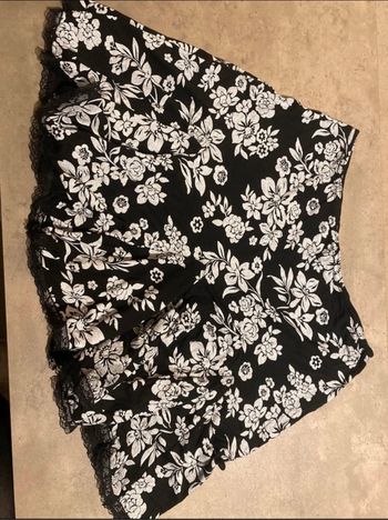 👗 Jupe noire à fleurs blanches 🌸🖤
