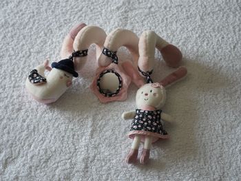 Spirale d'activités en velours rose/blanc/marine Sauthon pour bébé