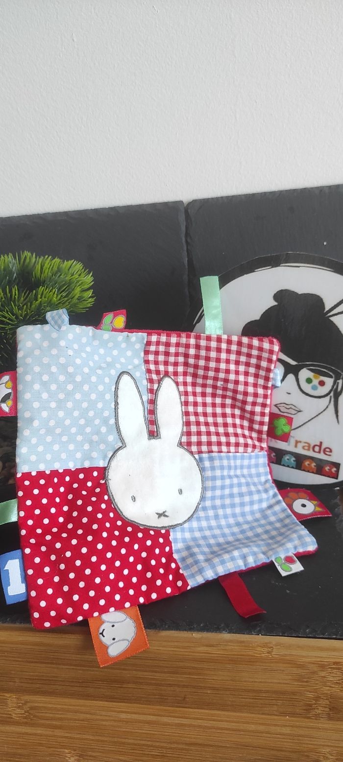 doudou plat mouchoir carré lapin miffy nijntje rouge bleu blanc carreaux pois