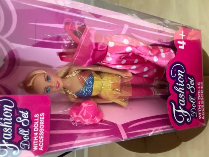 Superbe coffret de 4 poupées neuf - photo numéro 4