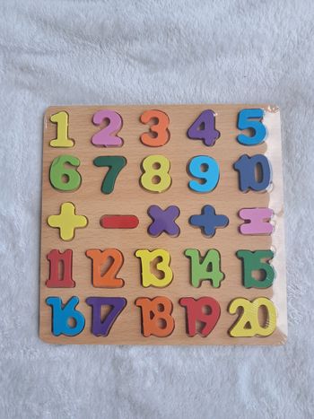 Puzzle encastrement en bois des chiffres. Neuf