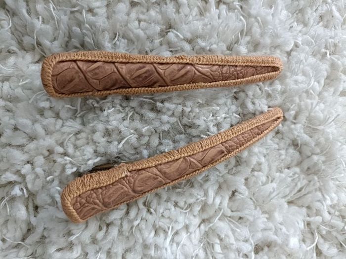 2 barrettes à cheveux beiges d'environ 12 cm de longueur