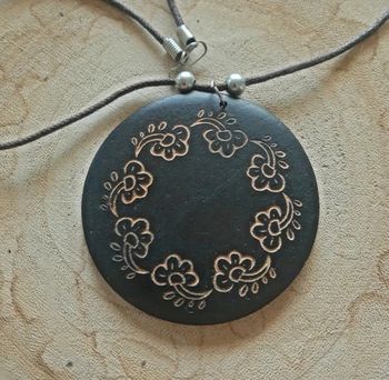 Collier style bohème ethnique pendentif rond bois gravé