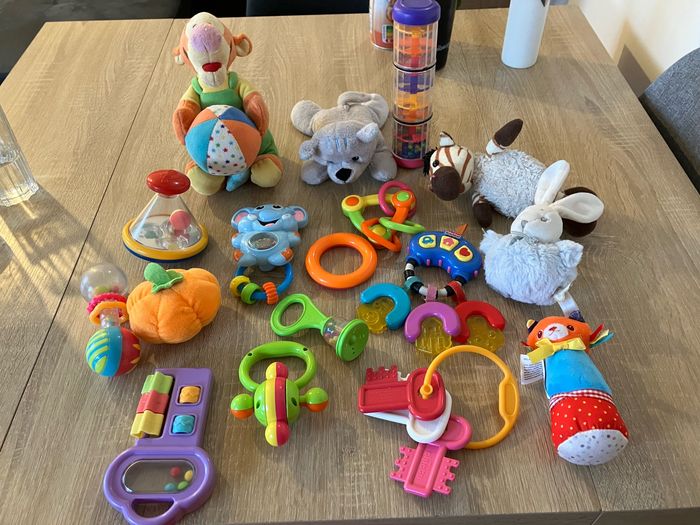 Lot de 17 jouets bébé