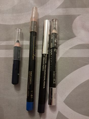 Crayon a maquillage violet, noir, bleu