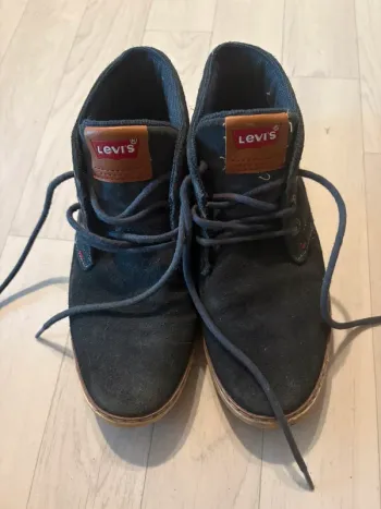 Chaussures levi’S 35 semelles un peu usées