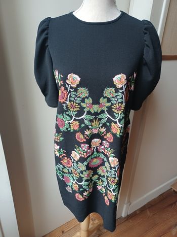 Robe noire motif floral