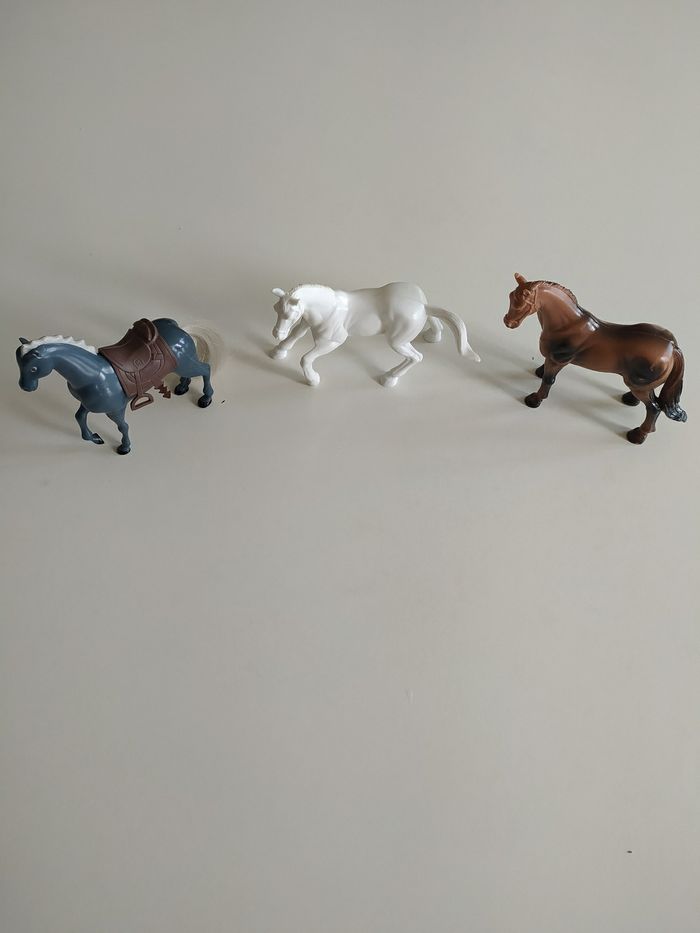 3 petits chevaux en plastique