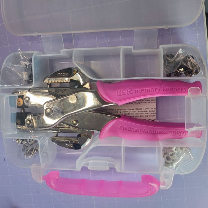 Perforatrice we r memory Keepers pince crop a dile rose avec boîte et oeillets - photo numéro 7