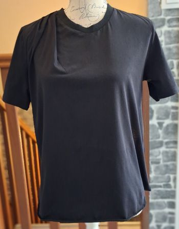 Tee-shirt noir avec l'épaule droite drapée et le dos transparent