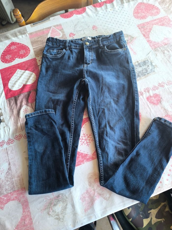 Lot 2 jeans et un 1 tee shirt - photo numéro 3