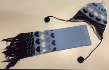 Bonnet et écharpe dans les tons bleus