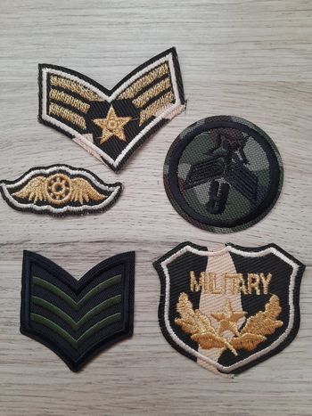 Lot de 4 écussons brodés, thermocollants à repasser,