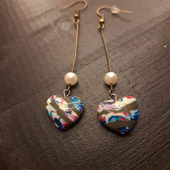 Boucles d'oreilles pendante pâte polymere multicolore cœur