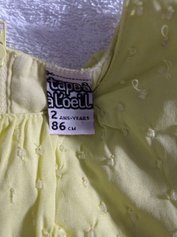 Robe jaune à volant fermeture dans le dos magnifique petite robe avec brillant en haut du devant dans le dos fermeture cette robe est doublée marque tape à l'oeil .86 cm