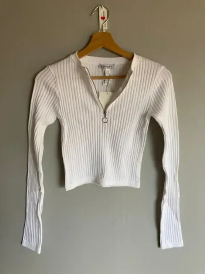 T-shirt crop manches longues Zara blanc côtelé – Neuf avec étiquette – Taille M/L (convient S)