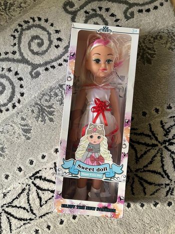 Grande poupée neuve idée cadeau