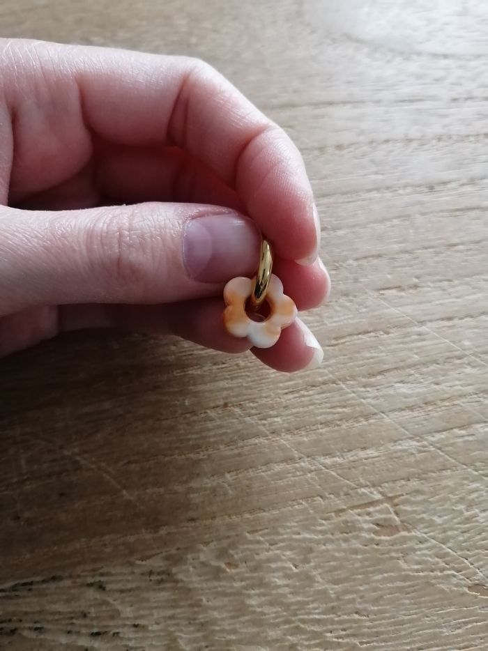 Boucles d'oreilles anneaux dorés en acier inoxydable avec petite fleur blanche et orange neuves - photo numéro 4