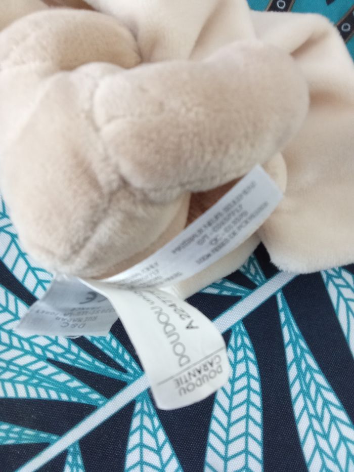 Doudou ours marron tenant son mouchoir blanc marque doudou et Compagnie - photo numéro 4