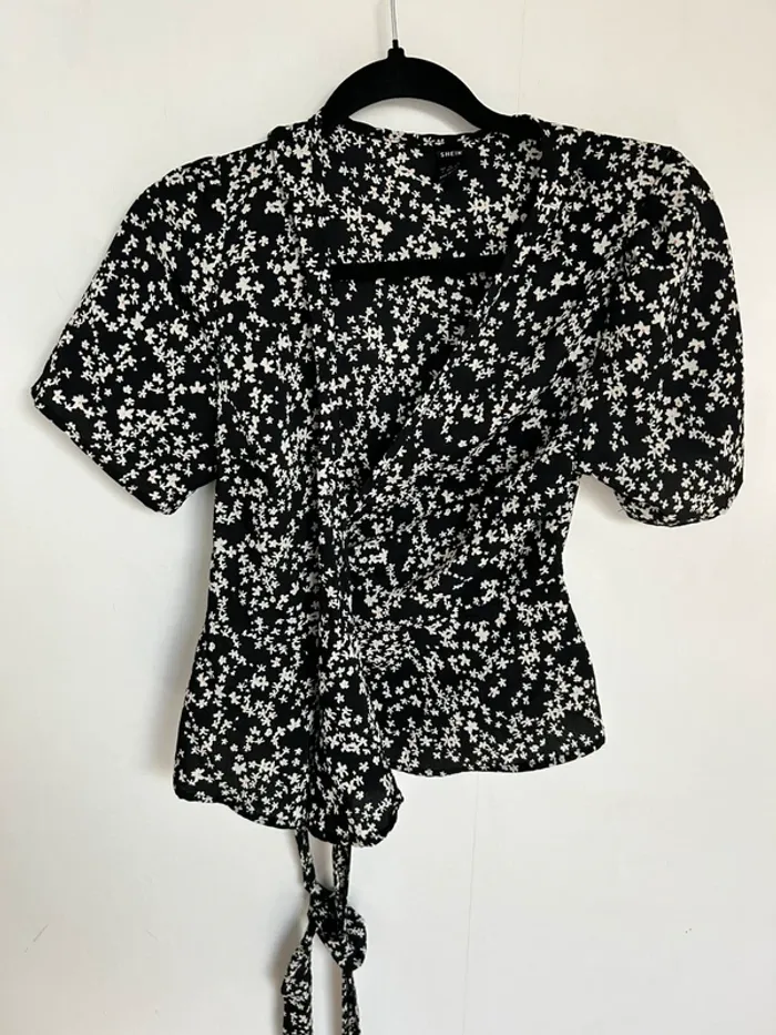 Jolie haut noir a fleurs femme taille L shein