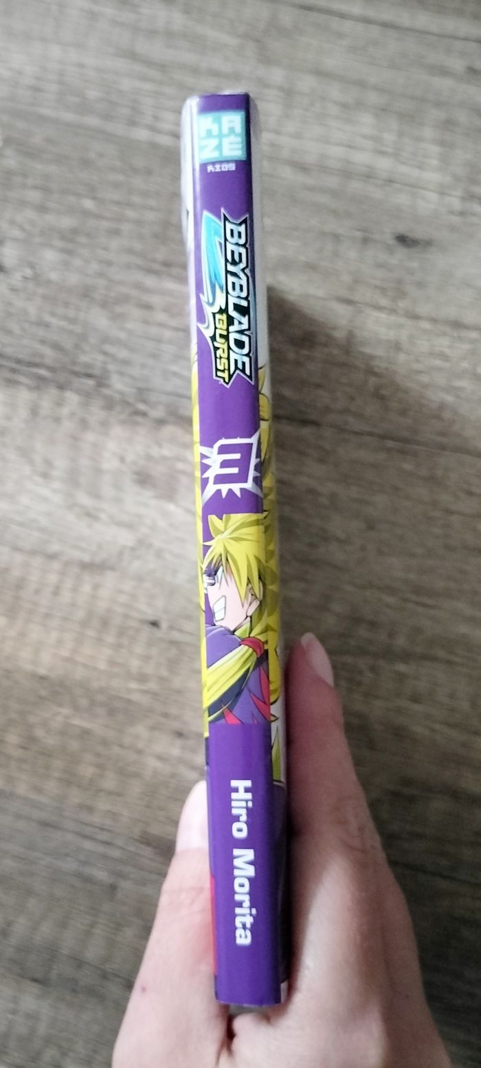 Manga "Beyblade Burst" tome 03 - photo numéro 2