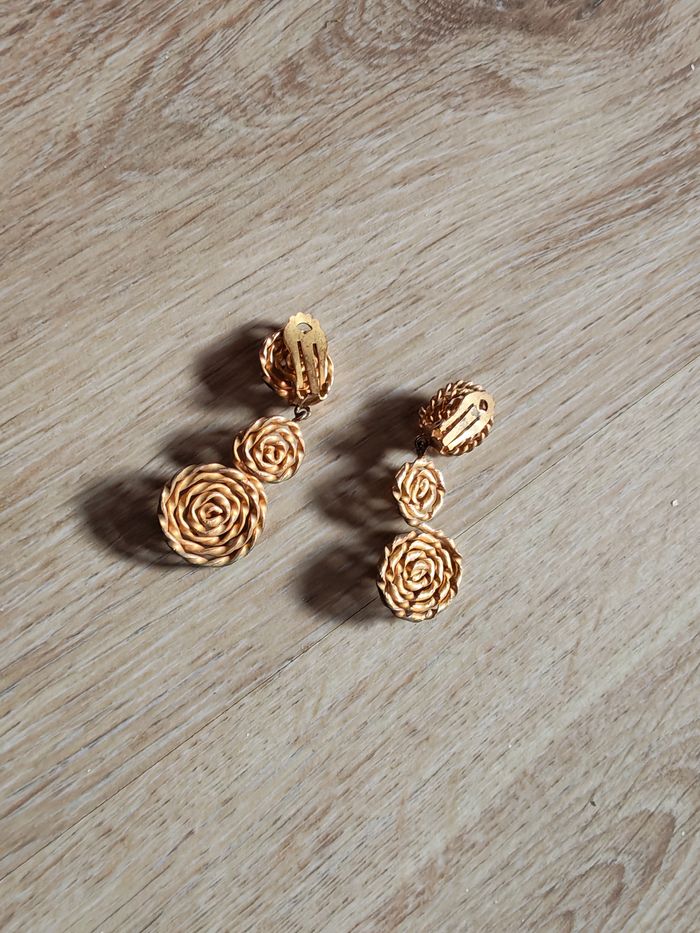 Clips d'oreilles pendants en spirale dorée avec le centre turquoise - photo numéro 5