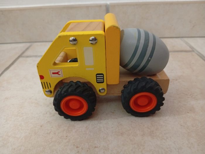 Camion en bois
