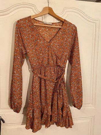 Robe cache coeur volantée orange motifs noirs Pull and Bear taille S