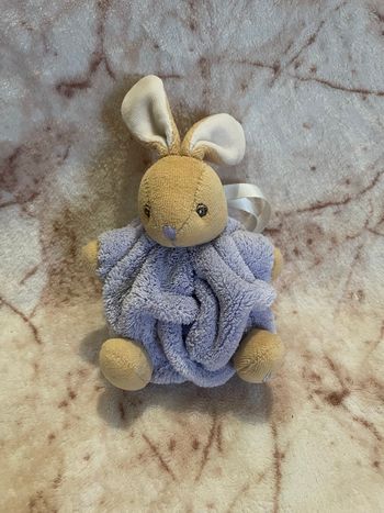 Peluche Doudou boule lapin marron violet mauve Plume Kaloo