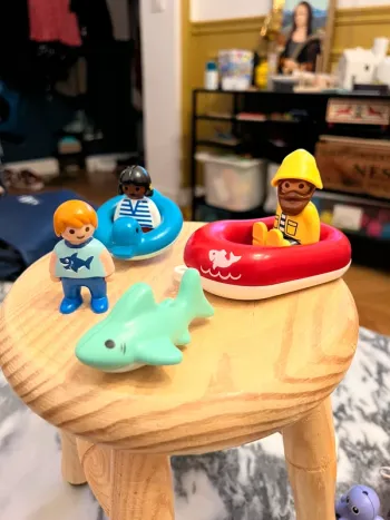 Personnage à la plage piscine