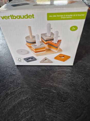 Jeux de formes à empiler et à tourner