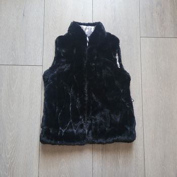 Très beau gilet en fourrure synthétique très douce noir. Fille 6 ans. Marque Orchestra