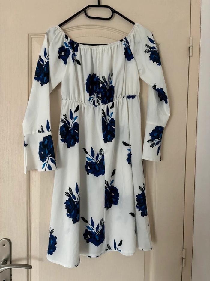 Robe blanche à fleurs avec manche trois quart - photo numéro 2